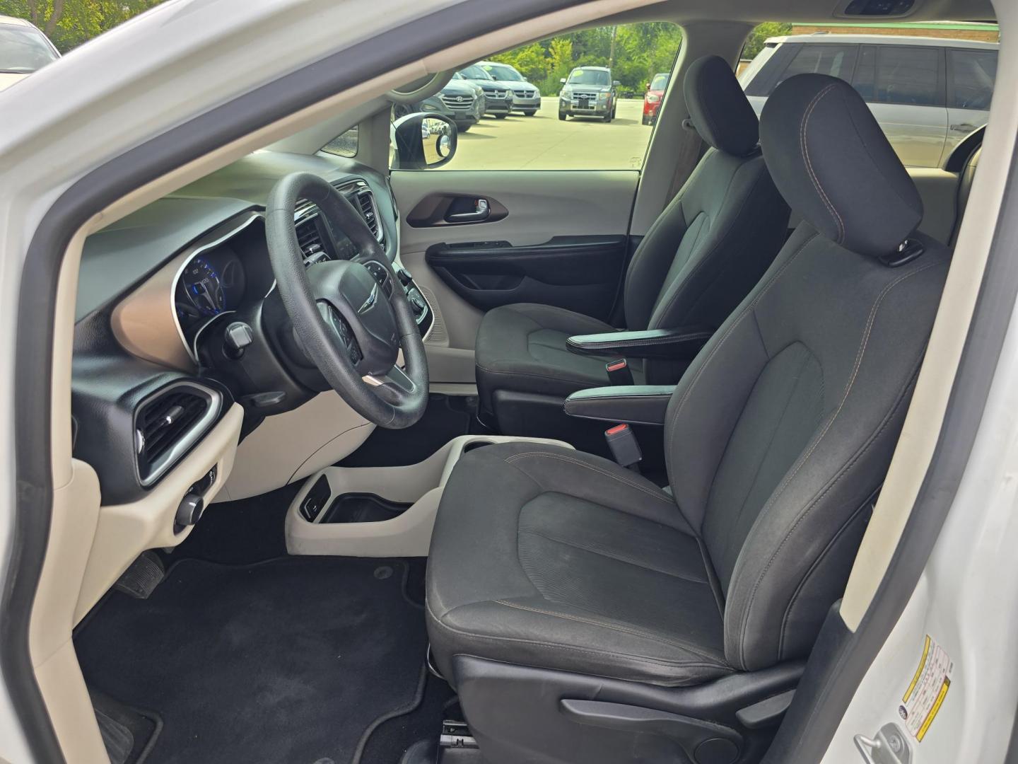 2019 WHITE Chrysler Pacifica L (2C4RC1AG3KR) , AUTO transmission, located at 2660 S.Garland Avenue, Garland, TX, 75041, (469) 298-3118, 32.885387, -96.656776 - Welcome to DallasAutos4Less, one of the Premier BUY HERE PAY HERE Dealers in the North Dallas Area. We specialize in financing to people with NO CREDIT or BAD CREDIT. We need proof of income, proof of residence, and a ID. Come buy your new car from us today!! This is a very well cared for 2013 CH - Photo#11