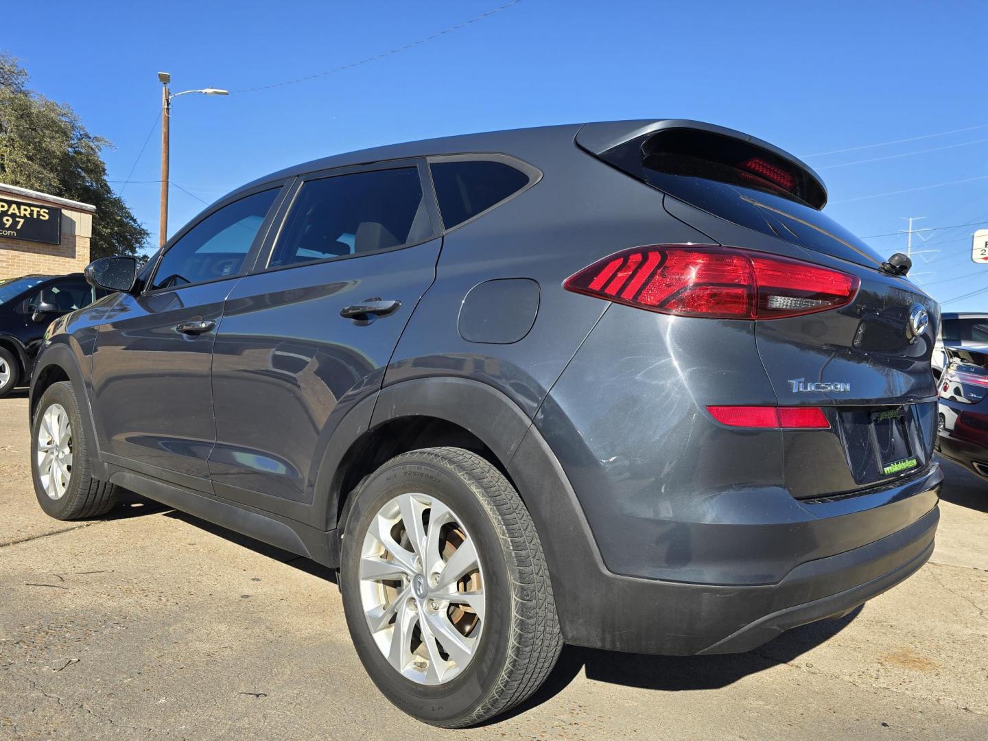 2019 BLUE Hyundai Tucson SE (KM8J23A46KU) with an 2.0L L4 DOHC 16V engine, 6A transmission, located at 2660 S.Garland Avenue, Garland, TX, 75041, (469) 298-3118, 32.885387, -96.656776 - Photo#5