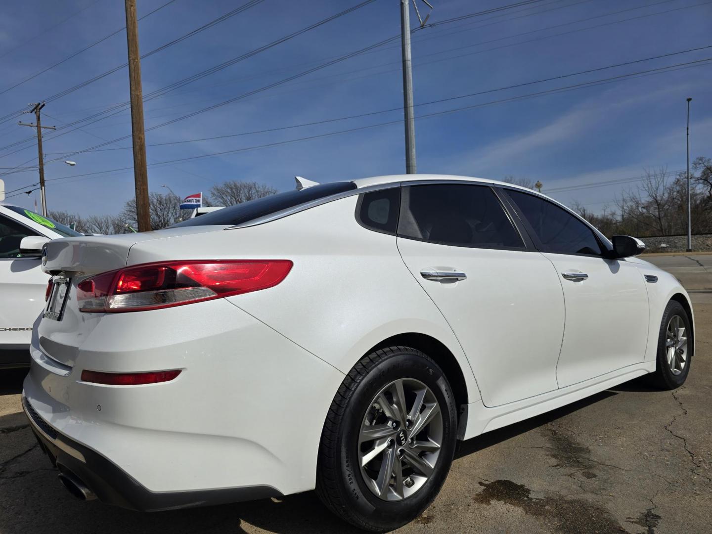 2019 DIAMOND WHITE Kia Optima LX (5XXGT4L38KG) with an 2.4L L4 DOHC 16V engine, 6A transmission, located at 2660 S.Garland Avenue	, Garland, TX, 75041, (469) 298-3118, 32.885387, -96.656776 - Photo#3