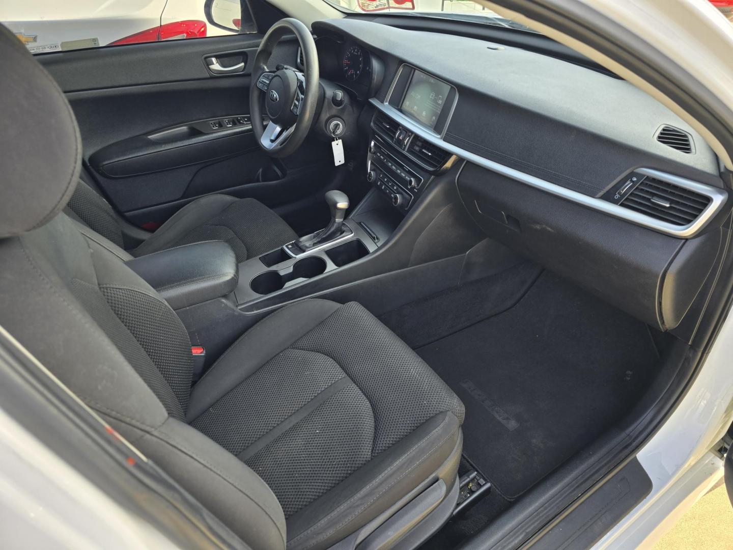 2019 DIAMOND WHITE Kia Optima LX (5XXGT4L38KG) with an 2.4L L4 DOHC 16V engine, 6A transmission, located at 2660 S.Garland Avenue	, Garland, TX, 75041, (469) 298-3118, 32.885387, -96.656776 - Photo#19