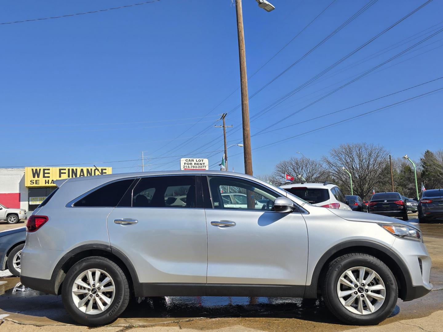 2019 SILVER Kia Sorento LX (5XYPG4A32KG) with an 2.4L L4 DOHC 16V engine, 6A transmission, located at 2660 S.Garland Avenue, Garland, TX, 75041, (469) 298-3118, 32.885387, -96.656776 - Photo#2