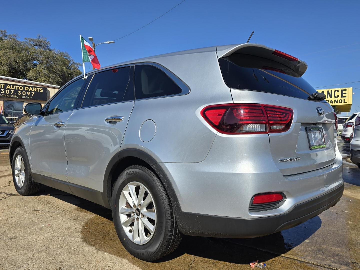 2019 SILVER Kia Sorento LX (5XYPG4A32KG) with an 2.4L L4 DOHC 16V engine, 6A transmission, located at 2660 S.Garland Avenue, Garland, TX, 75041, (469) 298-3118, 32.885387, -96.656776 - Photo#5