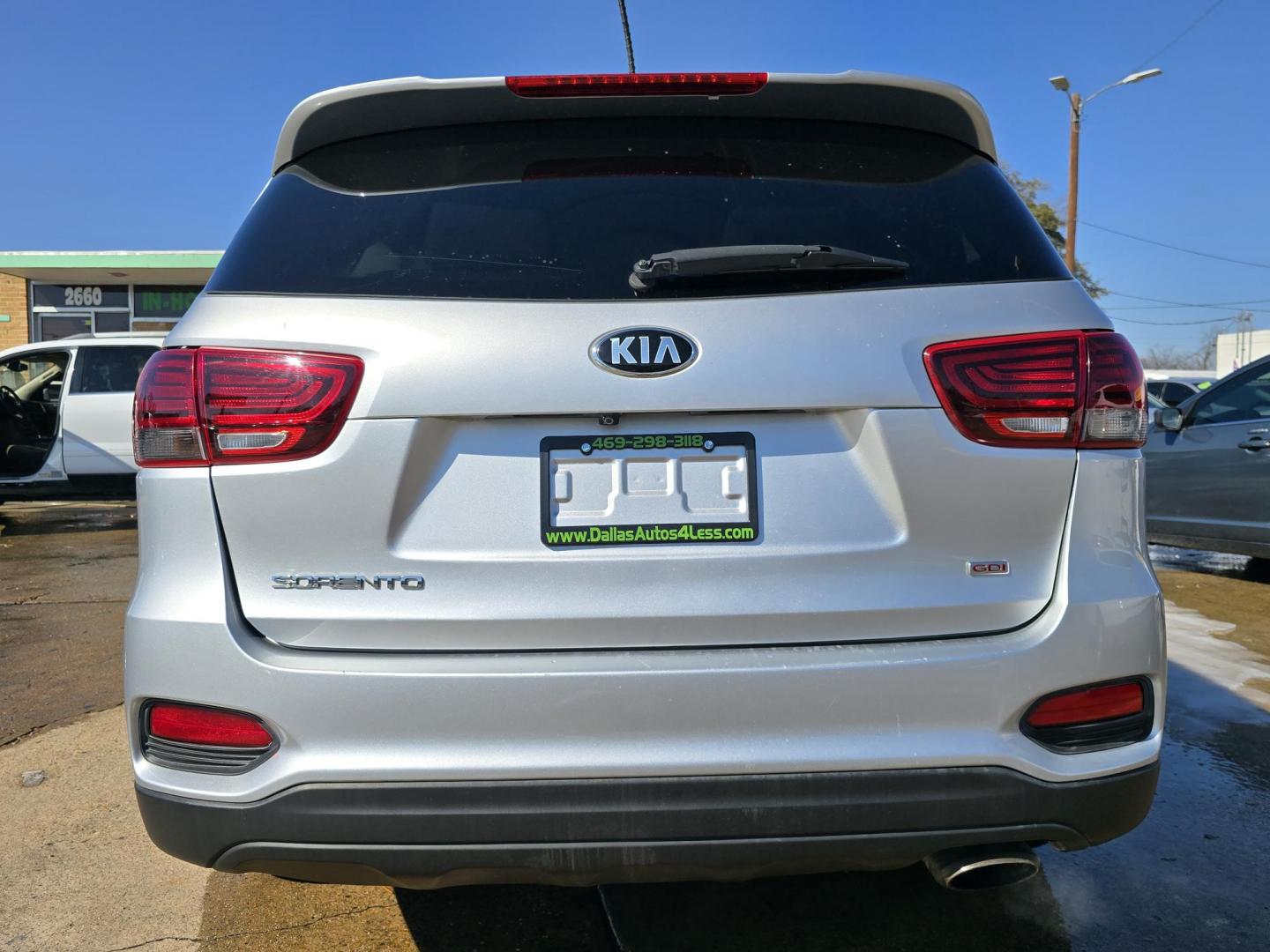 2019 SILVER Kia Sorento LX (5XYPG4A32KG) with an 2.4L L4 DOHC 16V engine, 6A transmission, located at 2660 S.Garland Avenue, Garland, TX, 75041, (469) 298-3118, 32.885387, -96.656776 - Photo#4