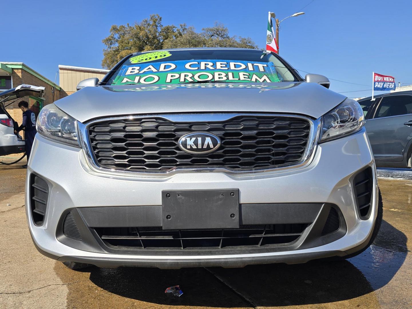 2019 SILVER Kia Sorento LX (5XYPG4A32KG) with an 2.4L L4 DOHC 16V engine, 6A transmission, located at 2660 S.Garland Avenue, Garland, TX, 75041, (469) 298-3118, 32.885387, -96.656776 - Photo#9