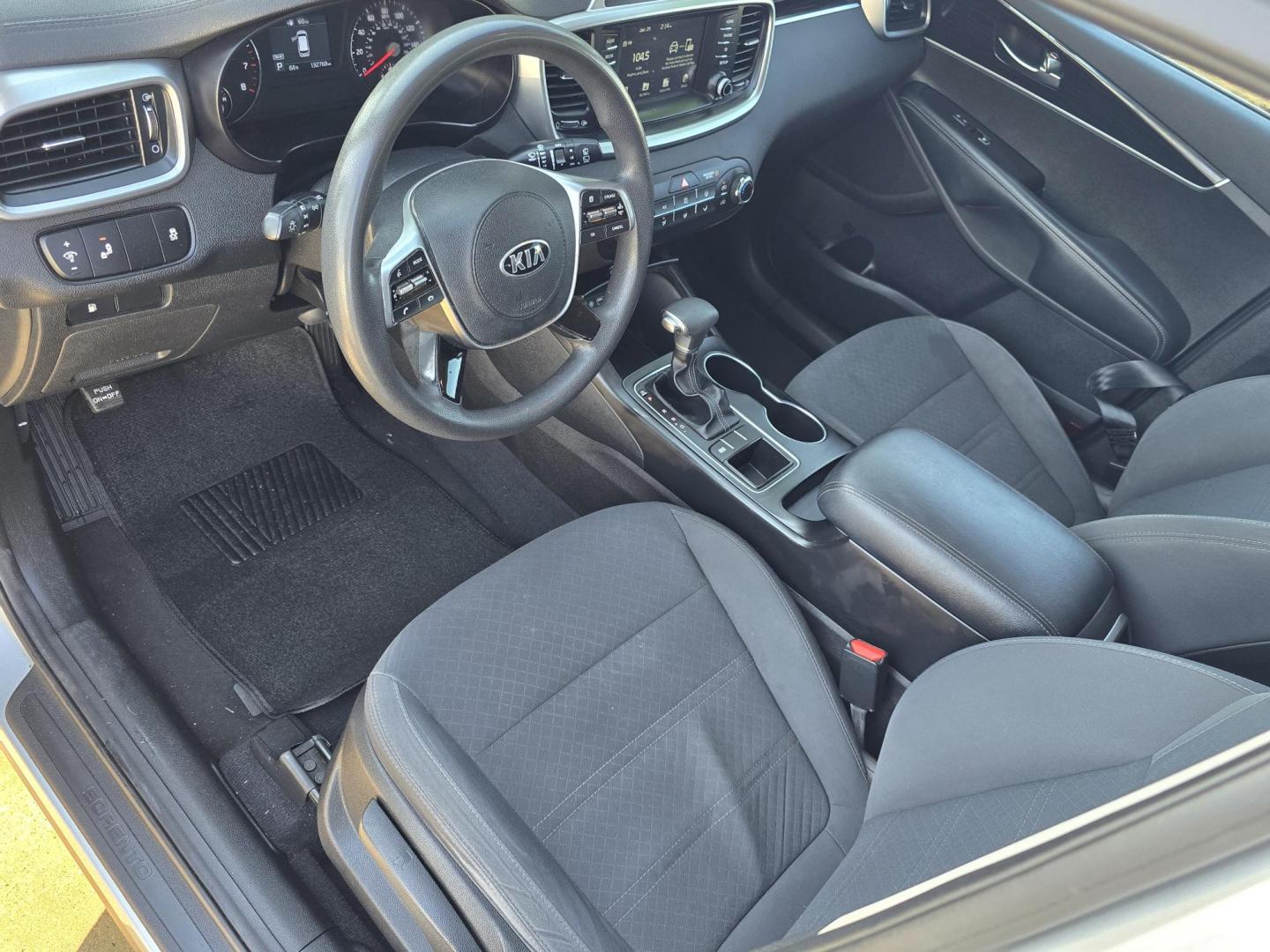 2019 SILVER Kia Sorento LX (5XYPG4A32KG) with an 2.4L L4 DOHC 16V engine, 6A transmission, located at 2660 S.Garland Avenue, Garland, TX, 75041, (469) 298-3118, 32.885387, -96.656776 - Photo#10