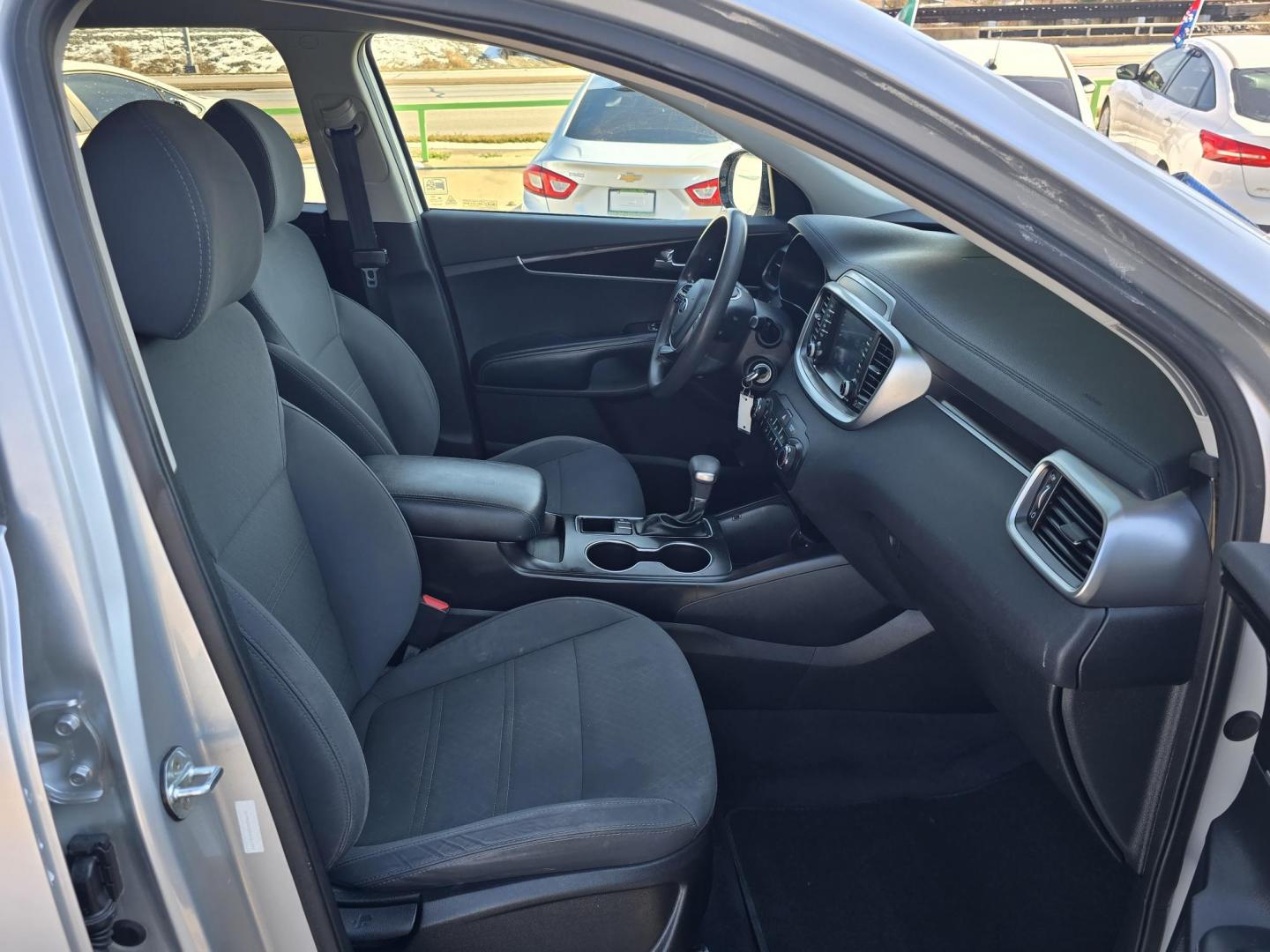 2019 SILVER Kia Sorento LX (5XYPG4A32KG) with an 2.4L L4 DOHC 16V engine, 6A transmission, located at 2660 S.Garland Avenue, Garland, TX, 75041, (469) 298-3118, 32.885387, -96.656776 - Photo#19